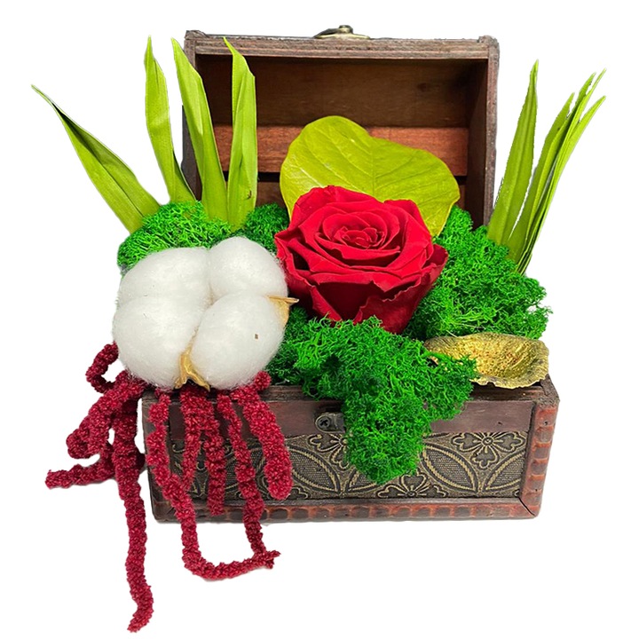 Aranjament floral cu trandafir criogenat rosu pe pat de licheni verzi in cutie tip cufar