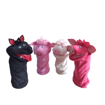 Set papusa de mana Cei trei purcelusi, plus, rosu, negru, roz si alb, 30 cm Set papusa de mana Cei trei purcelusi, plus, rosu, negru, roz si alb, 30 cm