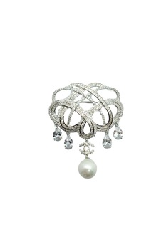 Brosa tip CHANEL NO. 14 , Swarovski, inox placat cu aur alb de 14K, 45 g, Cutie Brosa tip CHANEL NO. 14 , Swarovski, inox placat cu aur alb de 14K, 45 g, Cutie