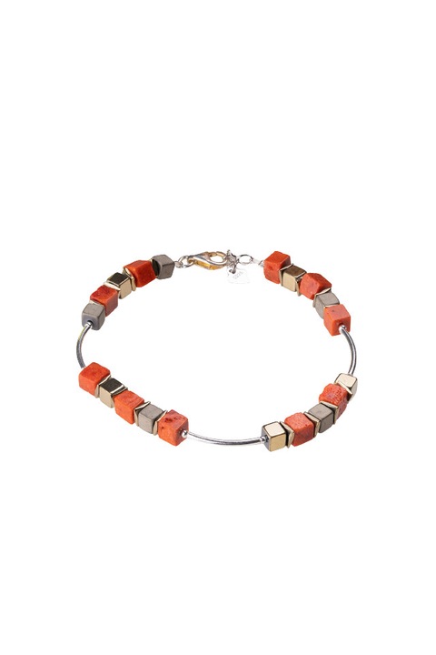 Ezüst karkötő csövekkel és 5 kockából álló sorozat korallból és arany hematitból
