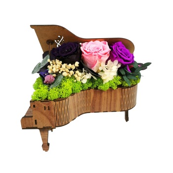 Aranjament Pian de lemn cu 3 Trandafiri Criogenati Mov, Roz, Lila cu licheni naturali stabilizati si plante conservate, D art Flowers, 24x23 cm Aranjament Pian de lemn cu 3 Trandafiri Criogenati Mov, Roz, Lila cu licheni naturali stabilizati si plante conservate, D art Flowers, 24x23 cm