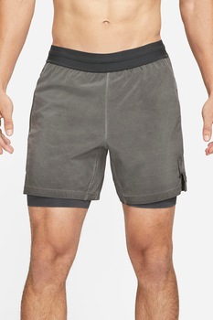 Nike - Къс панталон Yoga за фитнес с дизайн 2 в 1, Сиво-кафяв, тъмносив