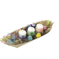 decoratiune pentru masa de paste in barcuta m cufarul cu flori cu 3 lumanari muschi criogenat buburuza pene puisori lagurus fluturi funda din satin 320x110x90 mm imagen 34_0_
0