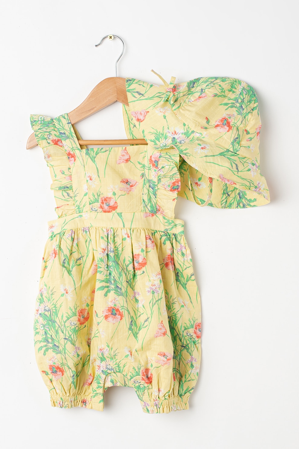 GAP, Set 2 piese cu salopeta si palarie, fete, cu imprimeu floral, Galben, galben pal