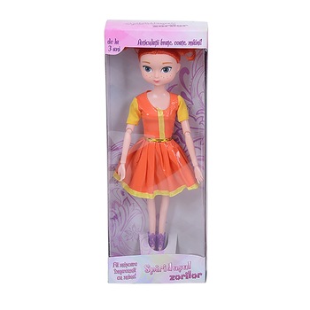 Papusa Spiridusul Zorilor 29 cm cu rochita portocalie Papusa Spiridusul Zorilor 29 cm cu rochita portocalie