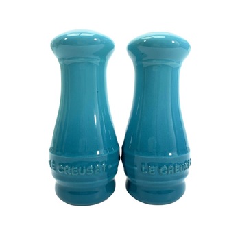 Set 2 recipiente din gresie ceramica pentru sare si piper, Le Creuset, albastre, 12.5 cm Set 2 recipiente din gresie ceramica pentru sare si piper, Le Creuset, albastre, 12.5 cm