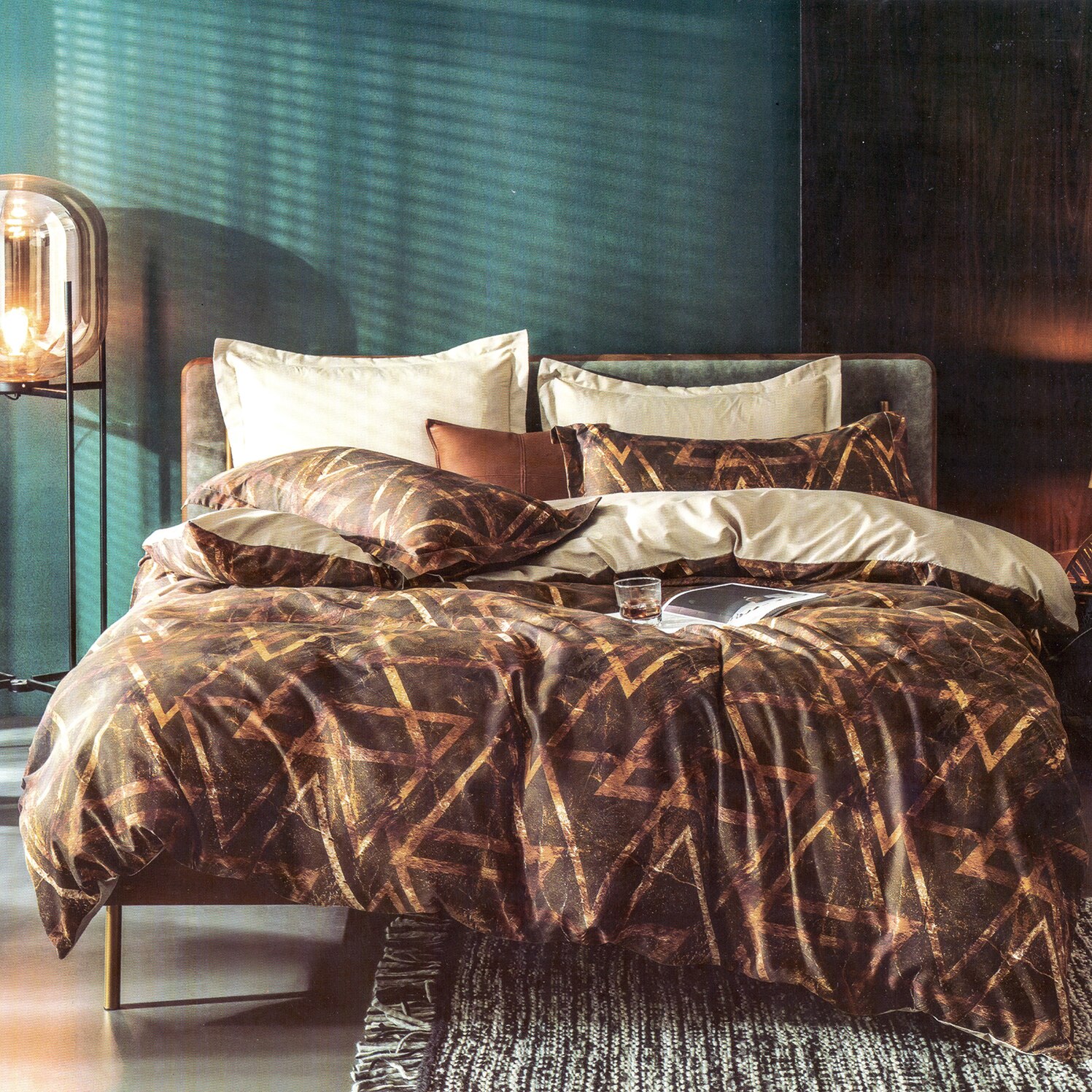 Lenjerie de pat Rosa Double Premium 17 B , 4 piese, pat dublu, cearceaf 220x260cm, 100% microfibra , tip inchidere capse, culoare cafeniu, model triunghiuri