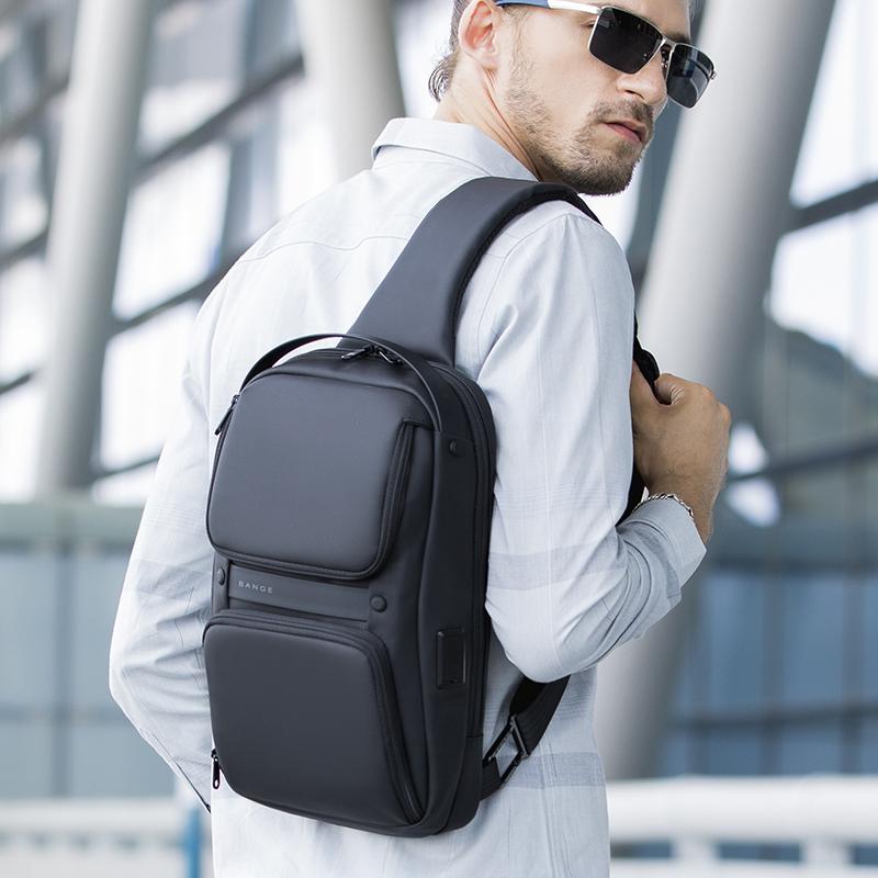 Rucsac crossbody/de umar casual, impermeabil, cu port de incarcare USB si compartiment casti, Bange, Negru
