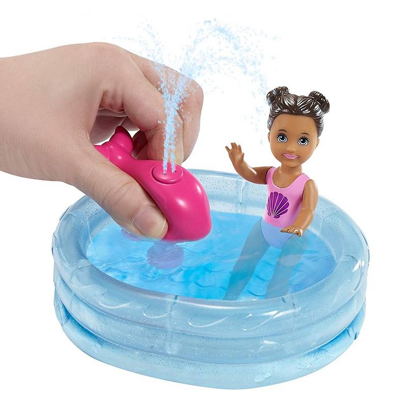 Set De Joaca Cu Papusa Barbie Skipper Babysitter Cu Un Copil La Piscina Si Accesorii Ani