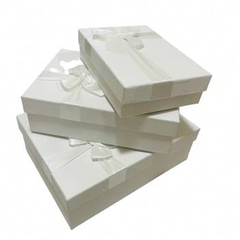 Set 3 cutii din carton alb ,cu funda 1123g Set 3 cutii din carton alb ,cu funda 1123g