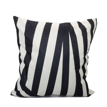 Perna decorativa, 43x43cm, poliester, gramaj 200 g, burduf, poliester, tip alb si negru, model dungi paralele Perna decorativa, 43x43cm, poliester, gramaj 200 g, burduf, poliester, tip alb si negru, model dungi paralele