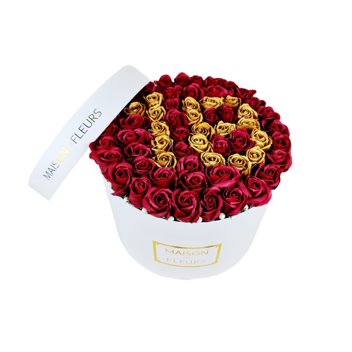 Cutie alba cu initiala 18 din trandafiri aurii si grena, 53 fire