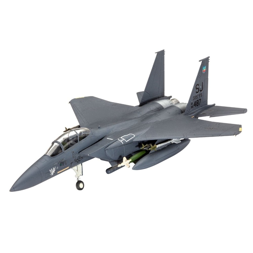 Aeromacheta Revell Avion F-15E Strike Eagle & Bombs, scara 1:144