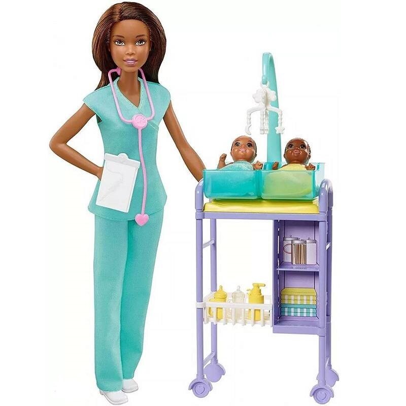 Papusa Barbie, medic pediatru mulatru cu doi bebelus si accesorii, par negru, 3 ani+