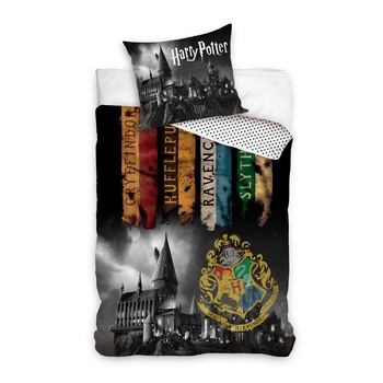 Lenjerie pat inscriptionata Harry Potter Hogwarts, 160x200cm, 2 piese Lenjerie pat inscriptionata Harry Potter Hogwarts, 160x200cm, 2 piese