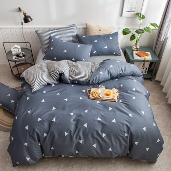 Lenjerie de pat Rosa Cotton 04 , 4 piese, pat dublu, 65% bumbac 35% poliester , tip inchidere nasturi, culoare gri antracit, model trunghiuri albe Lenjerie de pat Rosa Cotton 04 , 4 piese, pat dublu, 65% bumbac 35% poliester , tip inchidere nasturi, culoare gri antracit, model trunghiuri albe