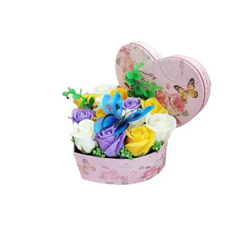 Aranjament floral cu 13 trandafiri din sapun si fluture, in cutie inima Aranjament floral cu 13 trandafiri din sapun si fluture, in cutie inima