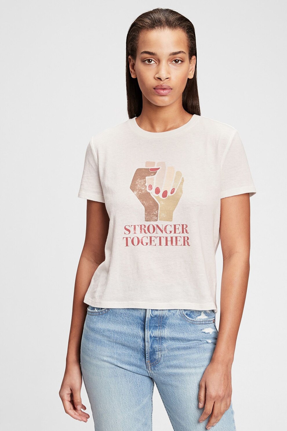 GAP, Tricou cu decolteu la baza gatului si imprimeu text, alb prafuit, rosu inchis, maro