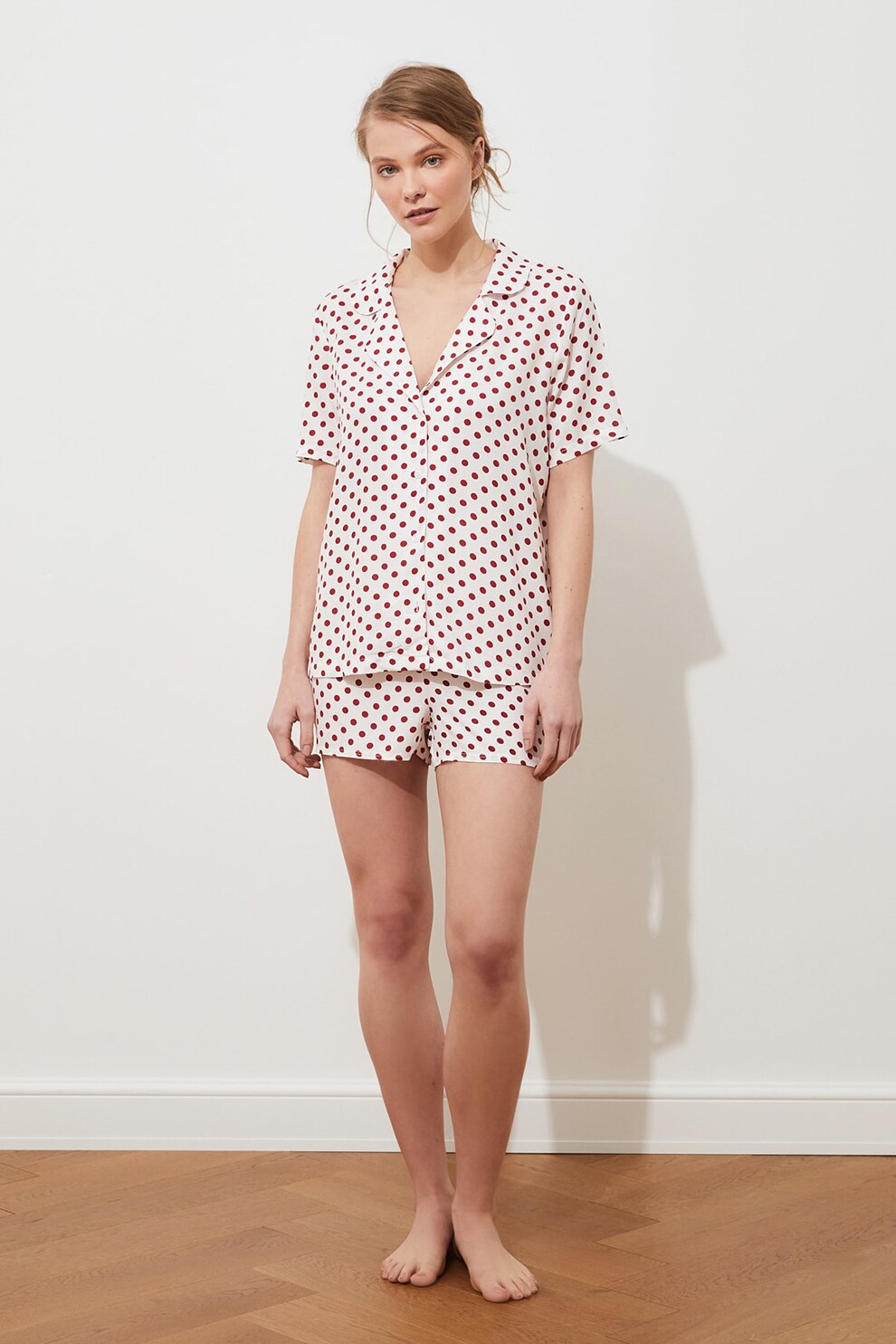 Trendyol, Pijama cu pantaloni scurti si imprimeu cu buline, Alb optic/Rosu inchis