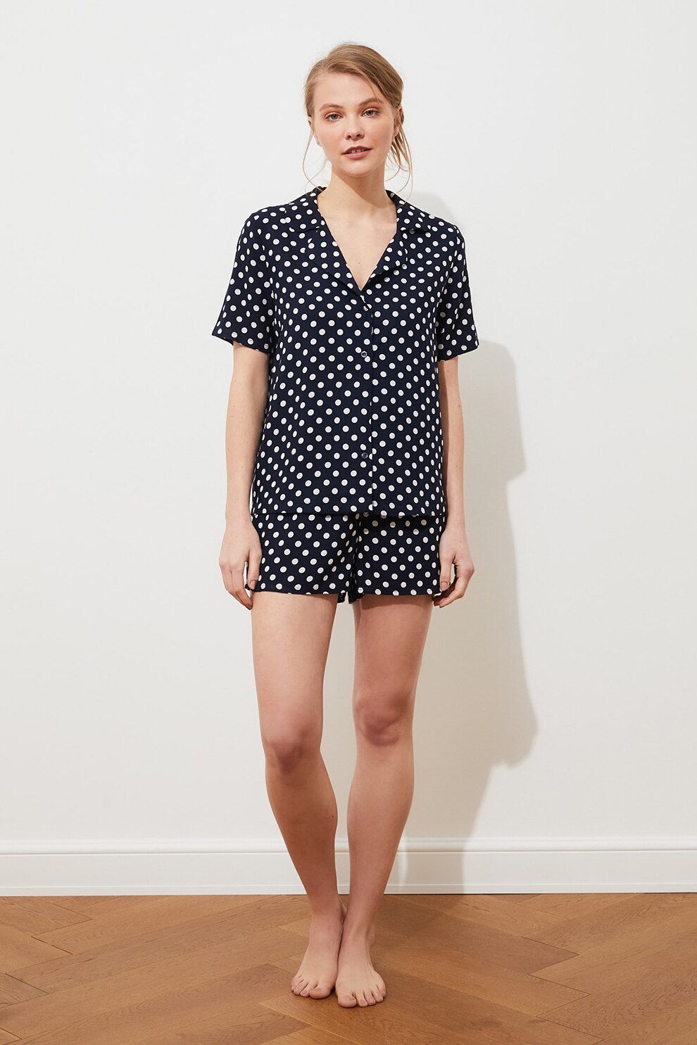 Trendyol, Pijama cu pantaloni scurti si imprimeu cu buline, Bleumarin/Alb optic