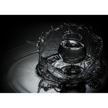 Fototapet de perete autoadeziv si lavabil Compozitie51 Pahar splash in apa, 220 x 135 cm Fototapet de perete autoadeziv si lavabil Compozitie51 Pahar splash in apa, 220 x 135 cm