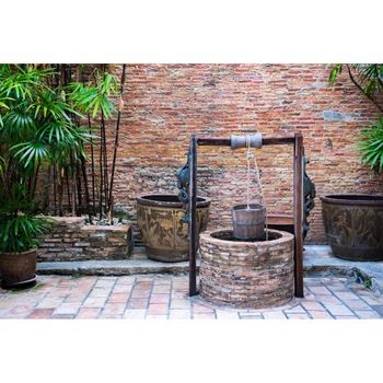 Fototapet de perete autoadeziv si lavabil Compozitie61 Fantana, zid caramida rustic, 220 x 135 cm Fototapet de perete autoadeziv si lavabil Compozitie61 Fantana, zid caramida rustic, 220 x 135 cm