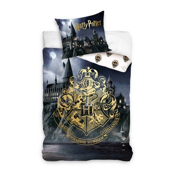 Lenjerie pat inscriptionata Harry Potter Hogwarts - Sigla Aurie, 160x200cm, 2 piese Lenjerie pat inscriptionata Harry Potter Hogwarts - Sigla Aurie, 160x200cm, 2 piese