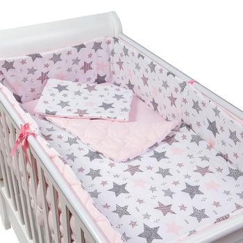 Set lenjerie matlasata 5 piese Kidizi All Pink Stars, include perna, plapumioara, aparatoare si cearceaf Set lenjerie matlasata 5 piese Kidizi All Pink Stars, include perna, plapumioara, aparatoare si cearceaf