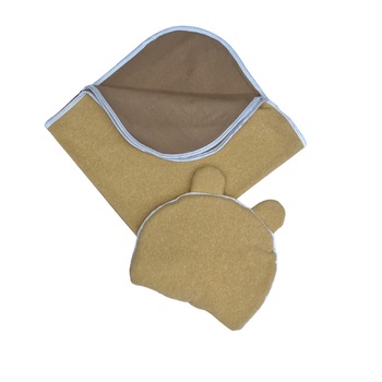 Set pernuta cu urechiuse si paturica doua fete, maro/ galben Set pernuta cu urechiuse si paturica doua fete, maro/ galben