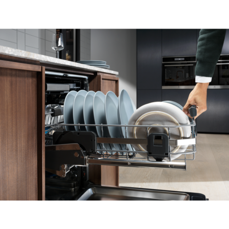 Съдомиялна за вграждане Electrolux EEC87400W, 15 комплекта, 8 програми, MaxiFlex, AirDry, QuickSelect, Вътрешно осветление, Time Beam, WiFi, TFT дисплей, Клас C, Инверторен мотор, 60 см