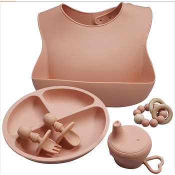 Set hranire bebe din silicon, roz murdar, 1 baveta, 1 farfurie compartimentata, lingurita si furculita, capac cu cioc anti-curgere, bratara dentitie, fara alergeni Set hranire bebe din silicon, roz murdar, 1 baveta, 1 farfurie compartimentata, lingurita si furculita, capac cu cioc anti-curgere, bratara dentitie, fara alergeni