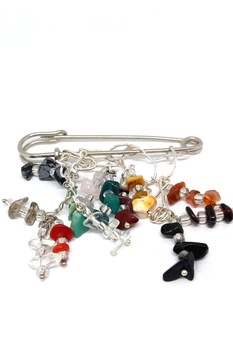 Brosa dama in forma de ac de siguranta, handmade, accesorizata cu pietre semi-pretioase pentru cele 7 chakre si protectie antiradiatii Brosa dama in forma de ac de siguranta, handmade, accesorizata cu pietre semi-pretioase pentru cele 7 chakre si protectie antiradiatii