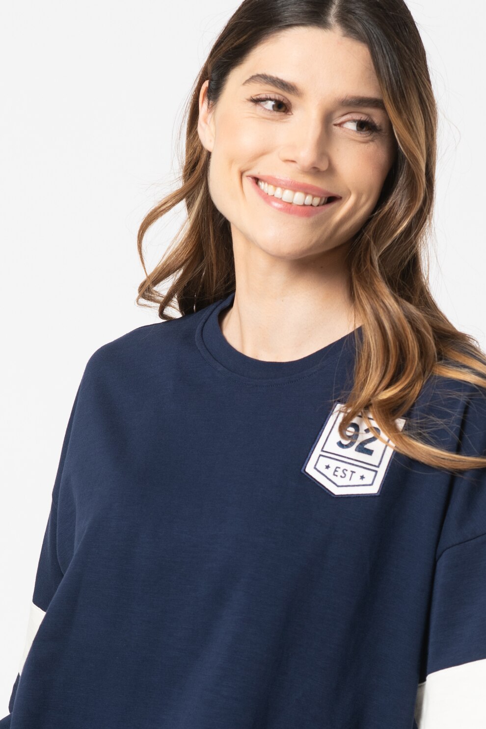 Puma, Tricou cu decolteu la baza gatului, lejer, cu aplicatie, Bleumarin/Alb