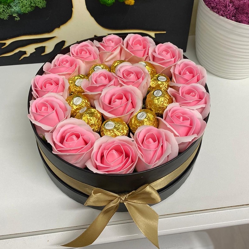 Ferrero Rocher Roz Cadou pentru femei cutie rotunda neagra cu trandafiri de sapun si ...