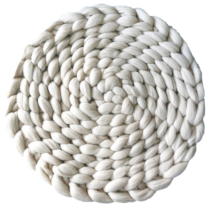 Covor alb, rotund, Merino Wooly, impletit manual, din fire gigante de lana Merinos 100%, diametru 100cm