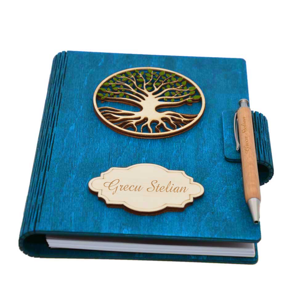Agenda A5 din lemn personalizata, albastra, Piksel, Pomul vietii, 100 pagini si pix din lemn inclus