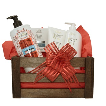 Set cadou cutie lemn, Gel de dus antibacterian 500 ml, Crema hidratanta de zi 50ml, Lapte de corp cu acid hyaluronic, 500 ml, Crema de maini hidratanta 100 ml Set cadou cutie lemn, Gel de dus antibacterian 500 ml, Crema hidratanta de zi 50ml, Lapte de corp cu acid hyaluronic, 500 ml, Crema de maini hidratanta 100 ml