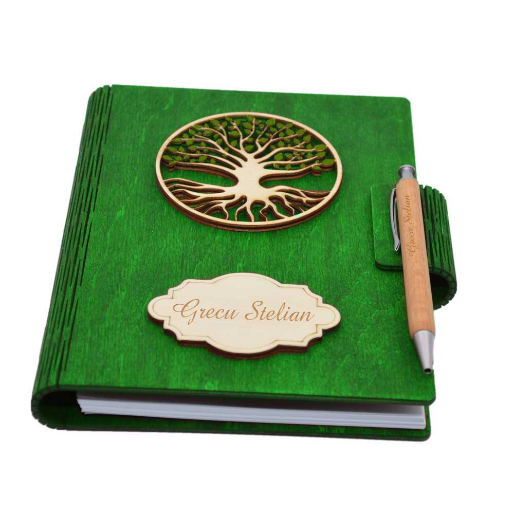 Agenda A5 din lemn personalizata, verde, Piksel, Pomul vietii, 100 pagini si pix din lemn inclus