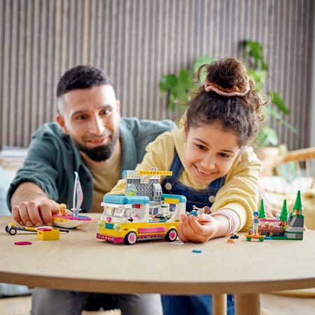 LEGO Friends - Furgoneta de camping si barca cu panze 41681, 487 piese