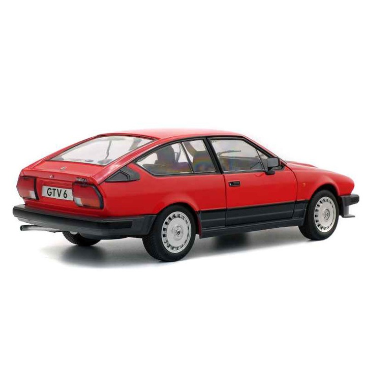 Alfa Romeo Alfetta GTV6 (1980) 1:18 autómodell, Piros, Solido