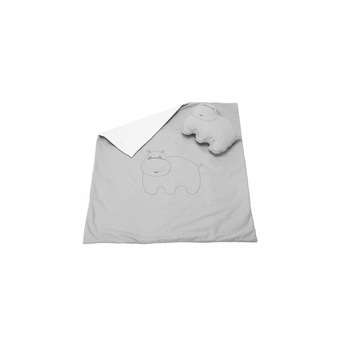 Set pentru bebelusi Somnart, paturica 100x110cm brodata si perna, model Hipopotam, gri Set pentru bebelusi Somnart, paturica 100x110cm brodata si perna, model Hipopotam, gri