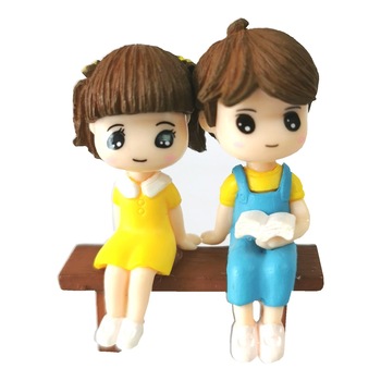 Set 2 figurine rasina, cuplu, D art Flowers, 6x6.5x4.5 cm, galben cu albastru, pe banca, pentru terarii Set 2 figurine rasina, cuplu, D art Flowers, 6x6.5x4.5 cm, galben cu albastru, pe banca, pentru terarii