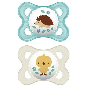 Set 2 Suzete, MAM Nature, 0 Luni +, Model Arici, Tetina din Silicon, Buton de Prindere, cu Cutie pentru Sterilizat, Fara BPA, Alb/Albastru Set 2 Suzete, MAM Nature, 0 Luni +, Model Arici, Tetina din Silicon, Buton de Prindere, cu Cutie pentru Sterilizat, Fara BPA, Alb/Albastru