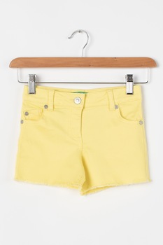 United Colors of Benetton, Pantaloni de scurti de denim cu terminatie franjurata, Galben deschis United Colors of Benetton, Pantaloni de scurti de denim cu terminatie franjurata, Galben deschis