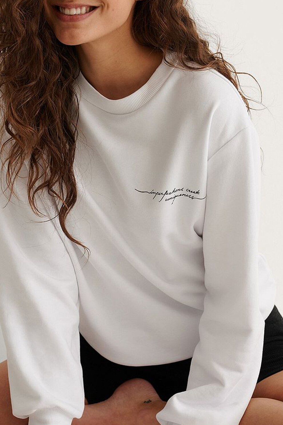 NA-KD, Bluza sport din amestec de bumbac organic cu imprimeu text, Alb, XL