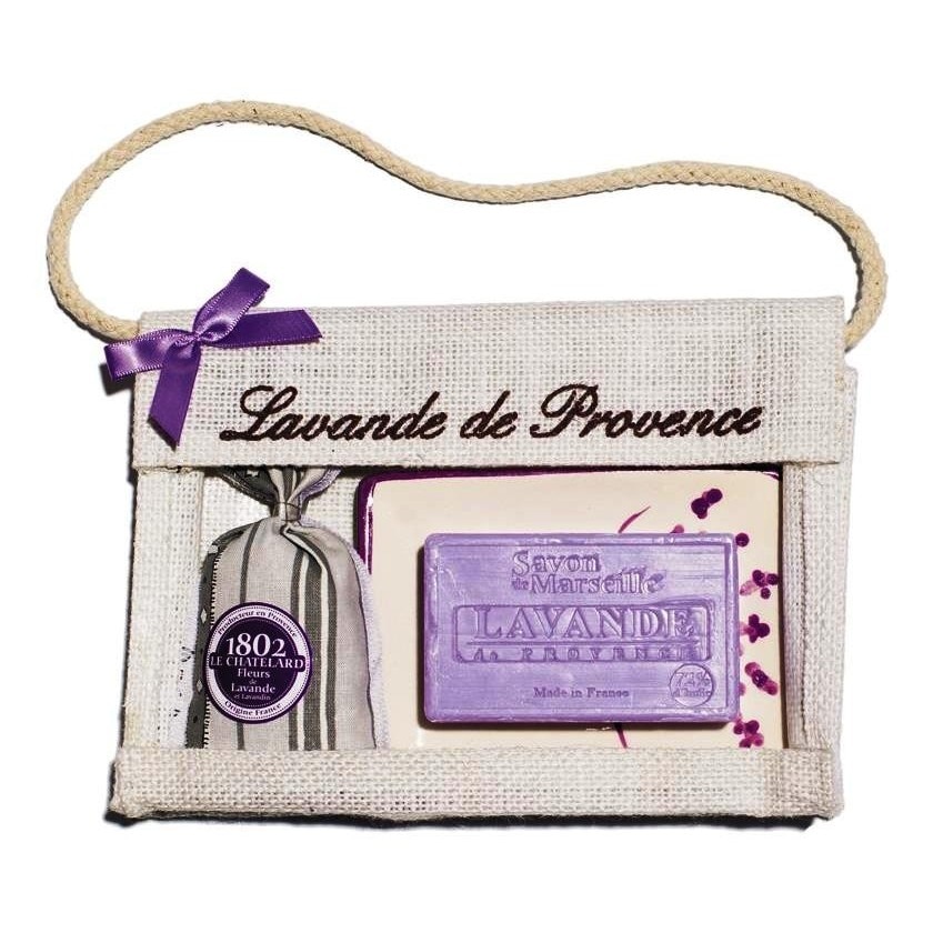 Set Cadou Poseta Iuta Sapun Marsilia 100g Lavanda Savoniera Ceramica si Saculet Flori Lavanda Provence 18g Le Chatelard 1802