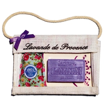 Set Cadou Poseta Iuta Sapun Marsilia 100g Lavanda Savoniera Ceramica si Saculet Flori Lavanda Provence 18g Le Chatelard 1802 Set Cadou Poseta Iuta Sapun Marsilia 100g Lavanda Savoniera Ceramica si Saculet Flori Lavanda Provence 18g Le Chatelard 1802