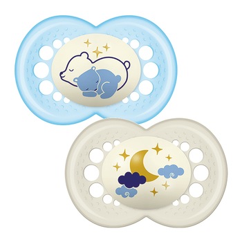 Set 2 Suzete de Noapte, MAM Night, 6 Luni +, Model Ursulet, Tetina din Silicon, cu Cutie pentru Sterilizat, Lumineaza in Intuneric, Fara BPA, Crem/Albastru Set 2 Suzete de Noapte, MAM Night, 6 Luni +, Model Ursulet, Tetina din Silicon, cu Cutie pentru Sterilizat, Lumineaza in Intuneric, Fara BPA, Crem/Albastru