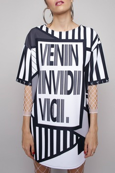 Instinctive, Rochie supradimensionata cu model in dungi si text, Alb/gri antracit/negru, S-M Instinctive, Rochie supradimensionata cu model in dungi si text, Alb/gri antracit/negru, S-M