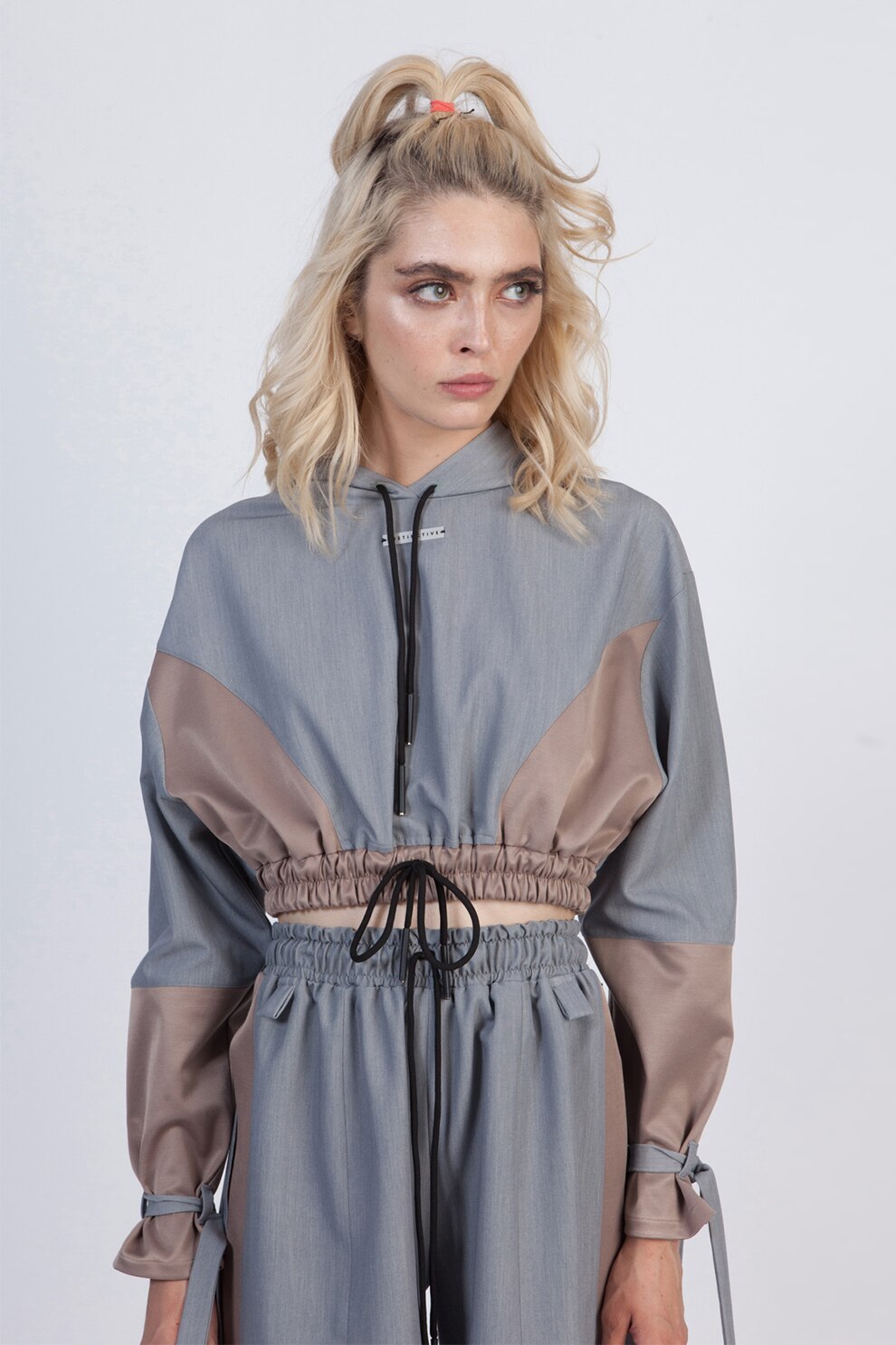 Instinctive, Hanorac crop cu snur de ajustare, Gri/Maro taupe